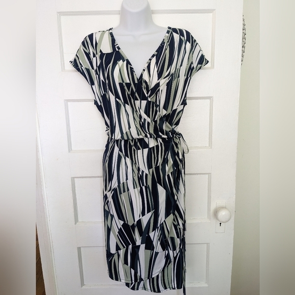 BANANA REPUBLIC GREEN WHITE & BLACK ABSTRACT SAFARI STYLE WRAP DRESS SIZ… - Picture 5 of 13